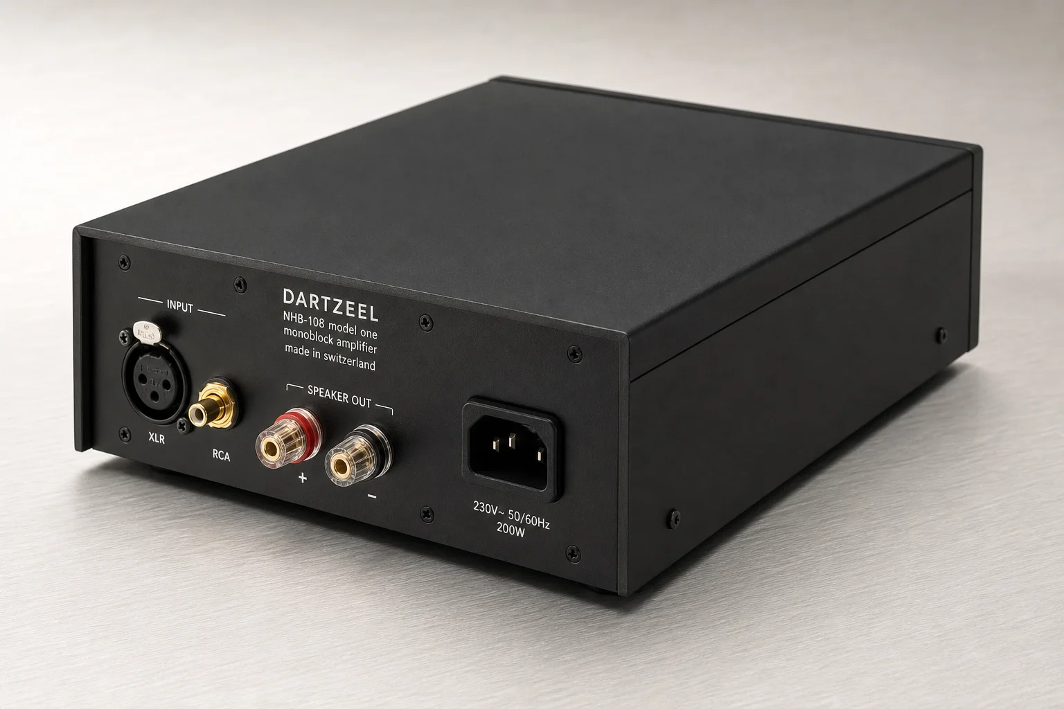Sette amplificatori mono per auto disposti su una superficie in alluminio spazzolato