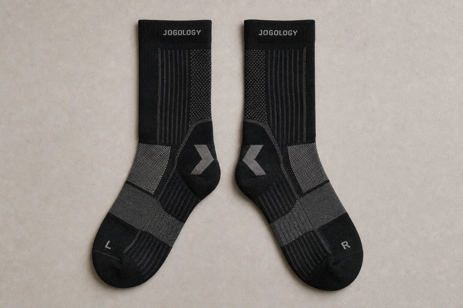 Collezione di calze da running in vari colori e stili disposte su una superficie in cemento