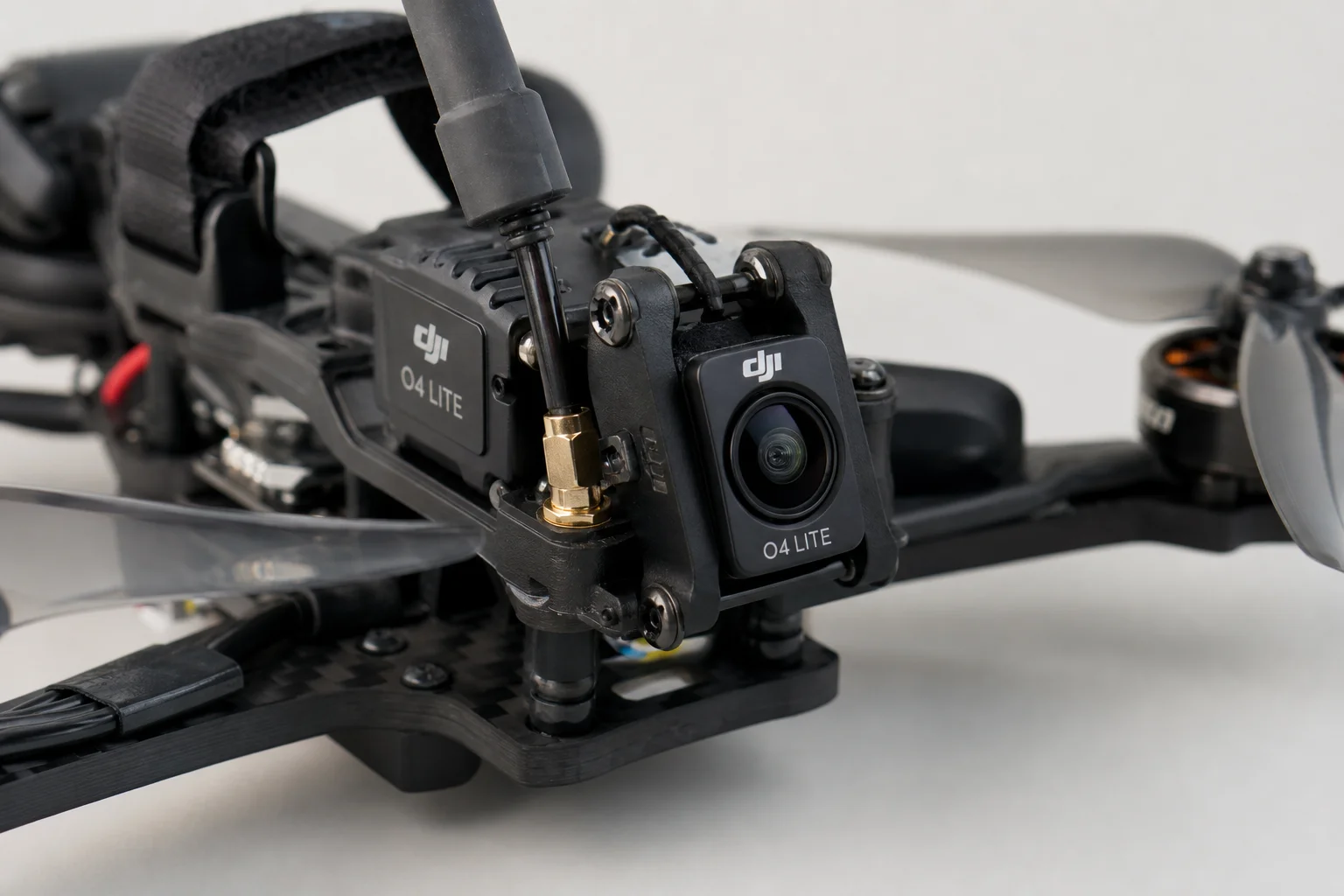 安裝在 FPV 無人機上並帶有天線的 DJI O4 Lite 鏡頭