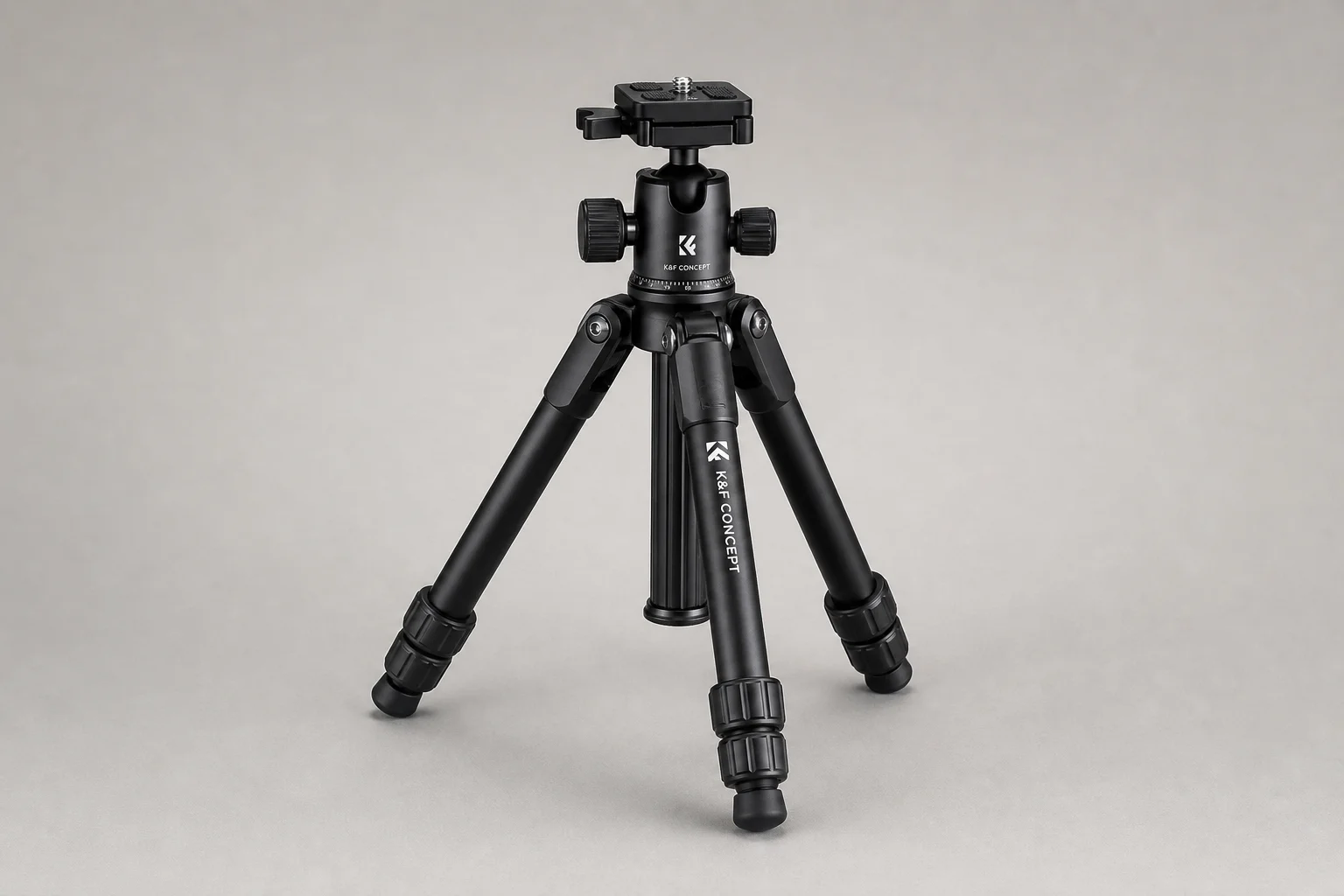 安裝了變焦鏡頭的 Sony A6400 無反光鏡相機，放置在拉絲鋁合金表面上