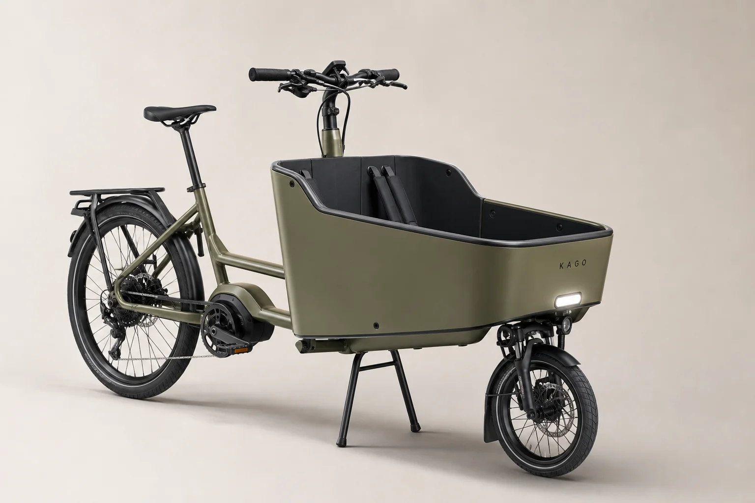 Cargo bike Kago con box anteriore e caratteristiche di sicurezza integrate su sfondo neutro