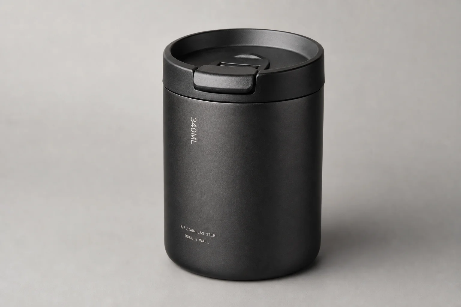 Acht wiederverwendbare Kaffeebecher auf einer Betonoberfläche, die eine Vielfalt an Materialien und Designs zeigen