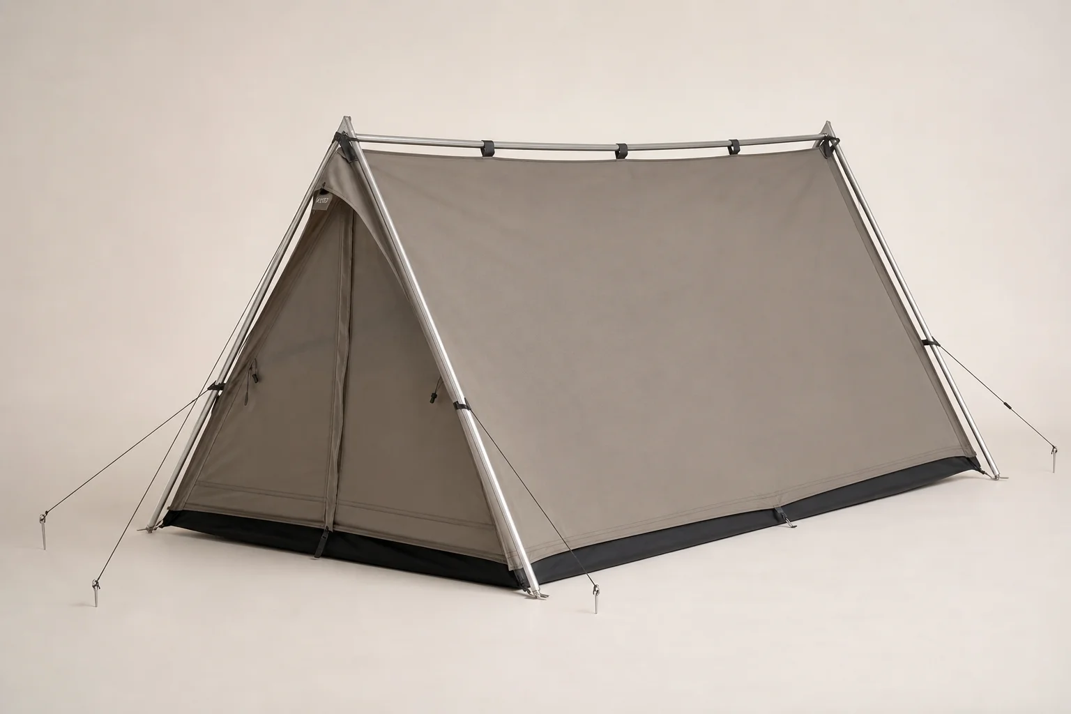 Sei tende da backpacking per due persone disposte sul cemento che mostrano varietà nel design e nel colore