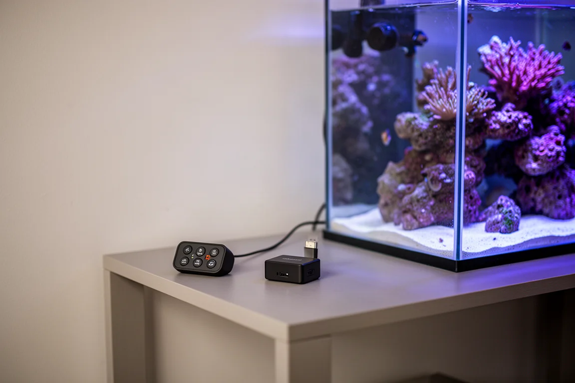 水族控制器與 Wi-Fi 模組放在礁岩缸旁的層架上