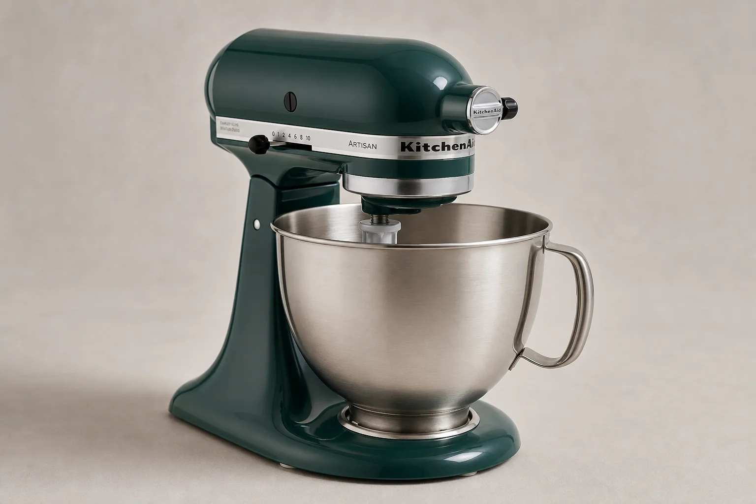 KitchenAid Artisan und Smeg Retro Küchenmaschinen nebeneinander auf einer Arbeitsplatte aus Marmor