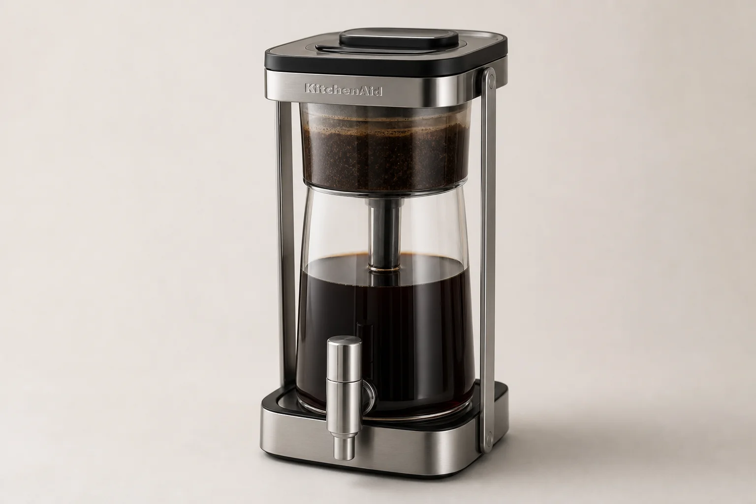 Vier Cold-Brew-Kaffeebereiter auf einer Betonoberfläche präsentiert