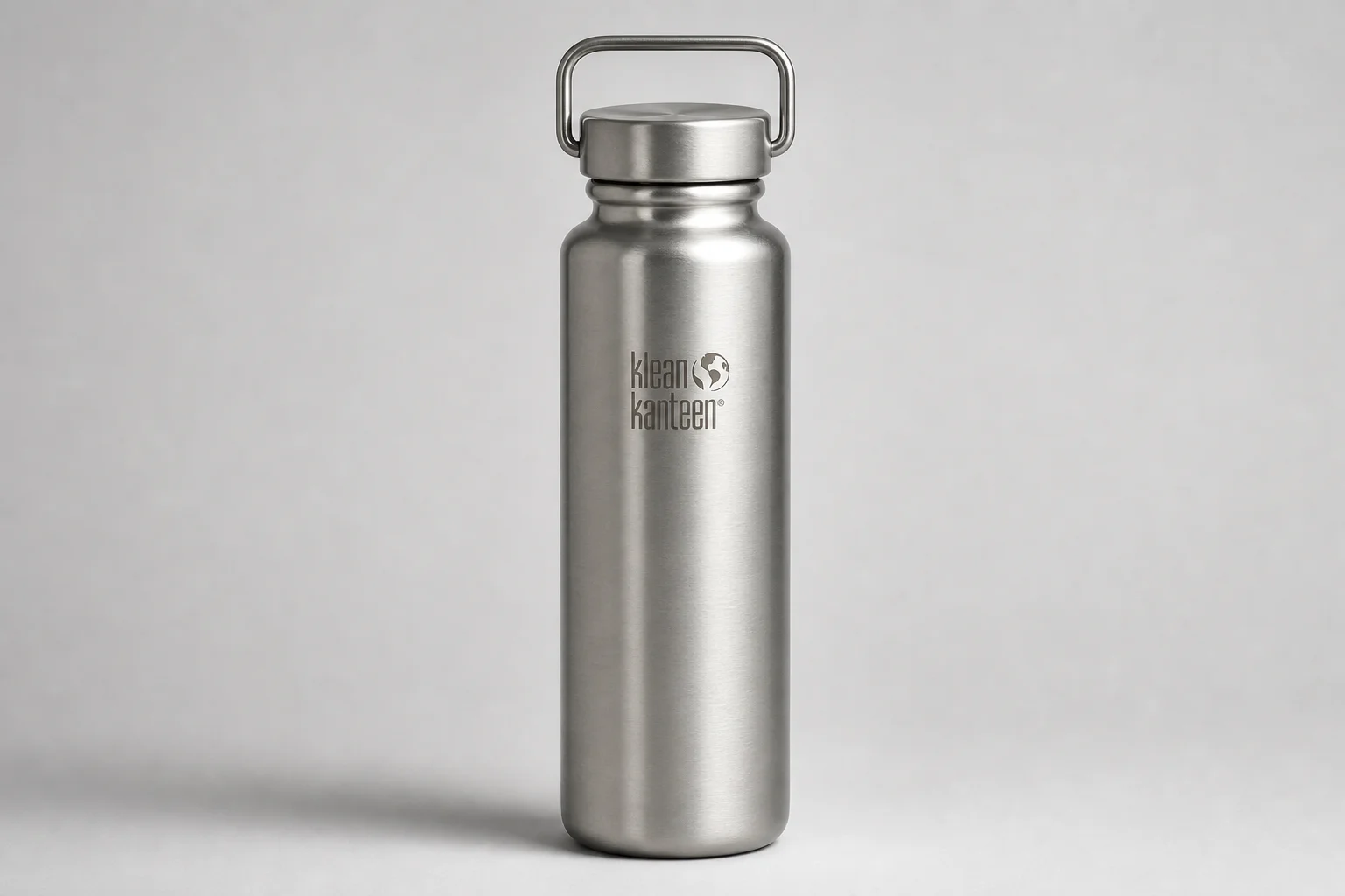 コンクリートの上に置かれたNalgeneのプラスチックボトル、Klean Kanteenのステンレスボトル、Hydro Flaskの断熱ボトルの3本