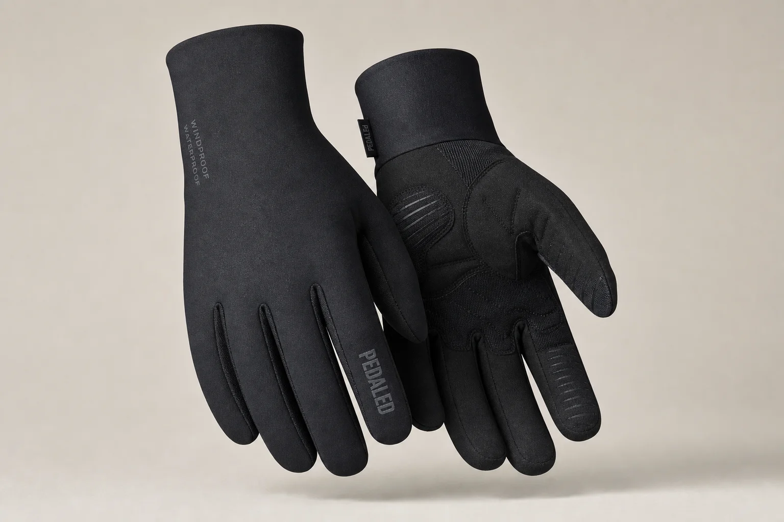 Sechs Winter-Radhandschuhe auf Beton, die das Spektrum von leicht bis isoliert darstellen