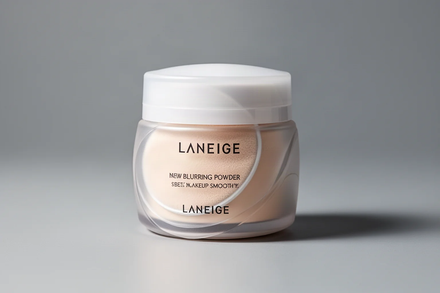Flachliegende Beauty-Produkte, darunter Jelly-Parfüm, Regenbogen-Lidschatten, Haarfarbe und Nagelstifte