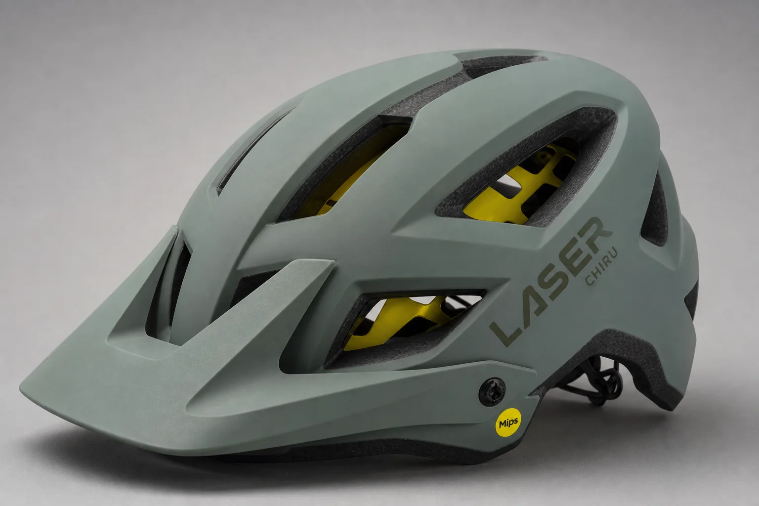 Colección de cascos de bicicleta en varios estilos y rangos de precio sobre un fondo neutro