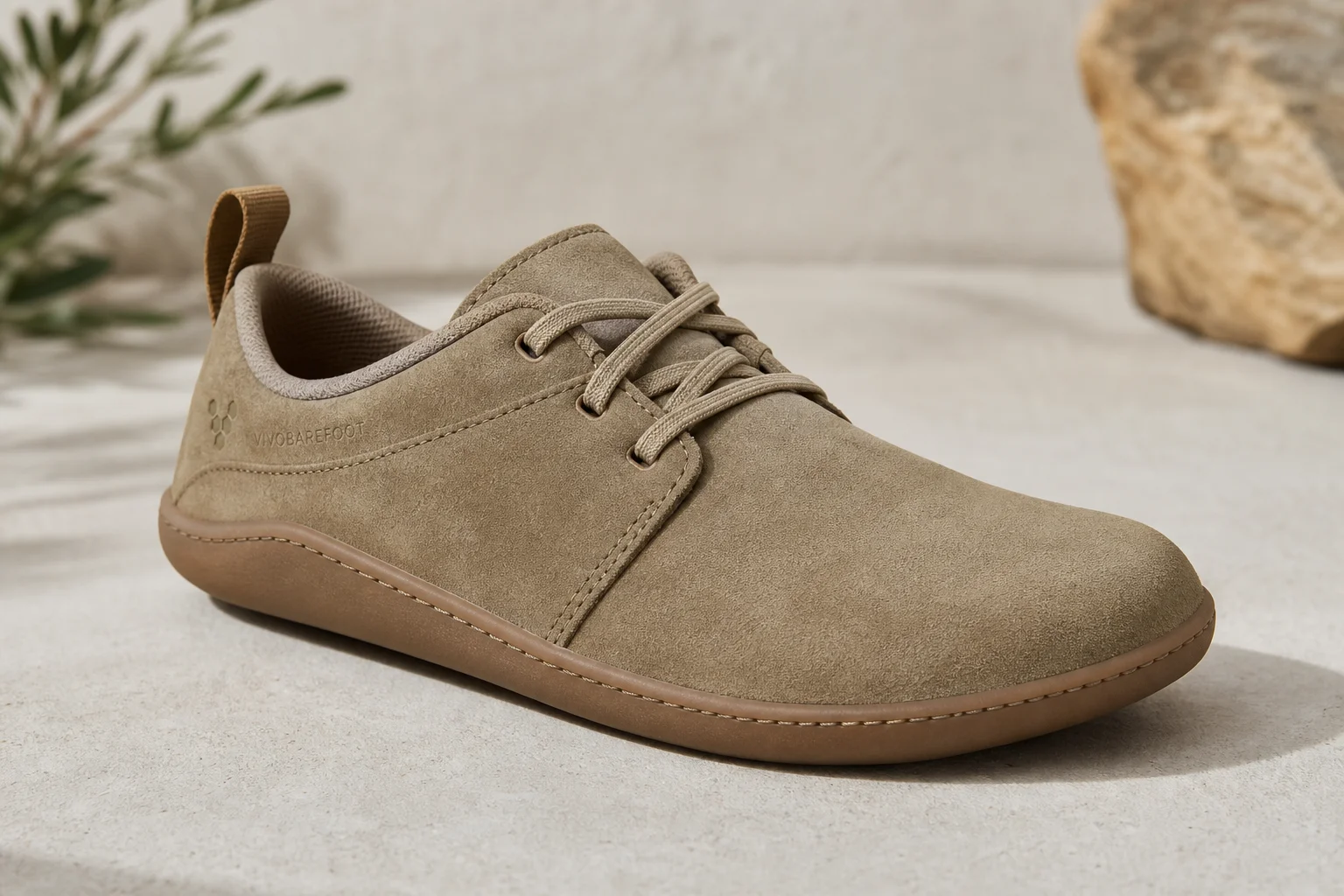 Collection de chaussures minimalistes de différentes marques présentées sur un fond neutre