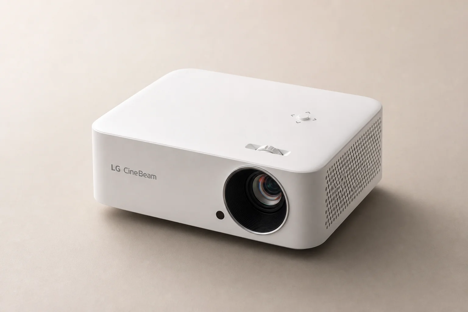 Cinque proiettori home theater disposti per dimensioni su una superficie in cemento
