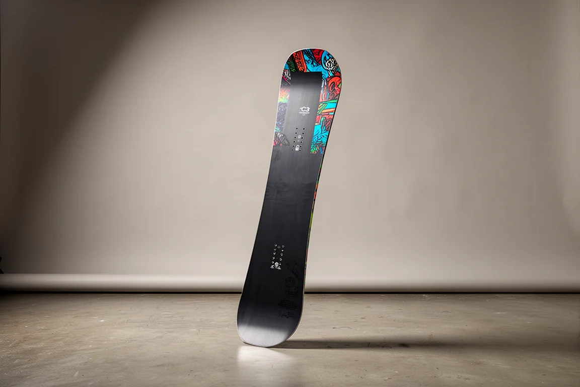 Lib Tech Ejack Knife freeride snowboard staand tegen een grijze studio-achtergrond