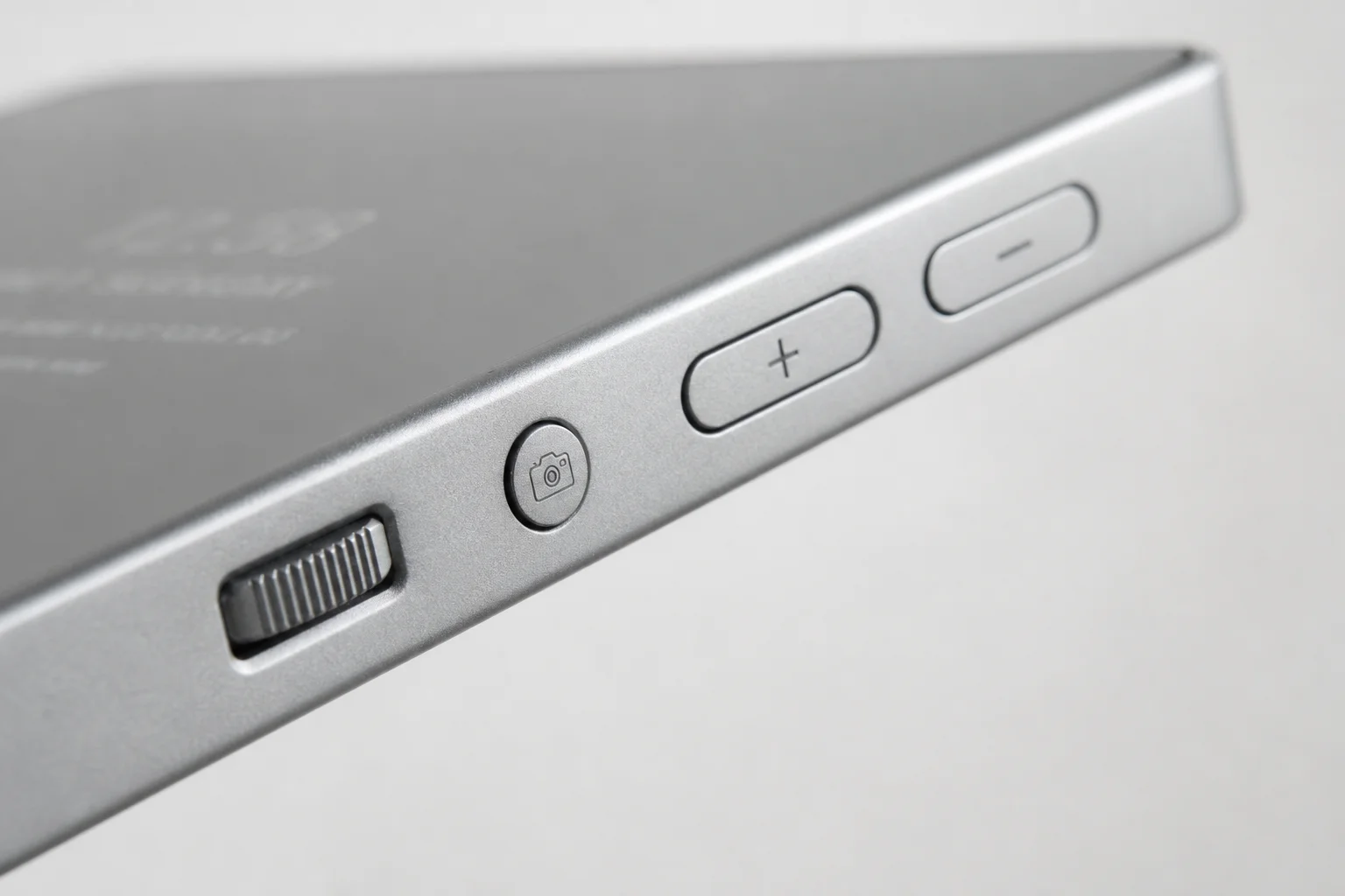 Light Phone III 滾輪與側邊控制按鍵的特寫