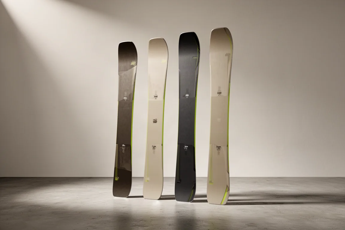 Quatre skis freeride de largeur croissante alignés sur un sol en béton