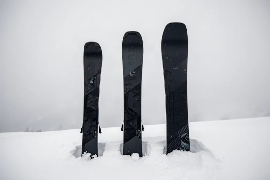 Tres esquís de anchuras distintas alineados sobre la nieve