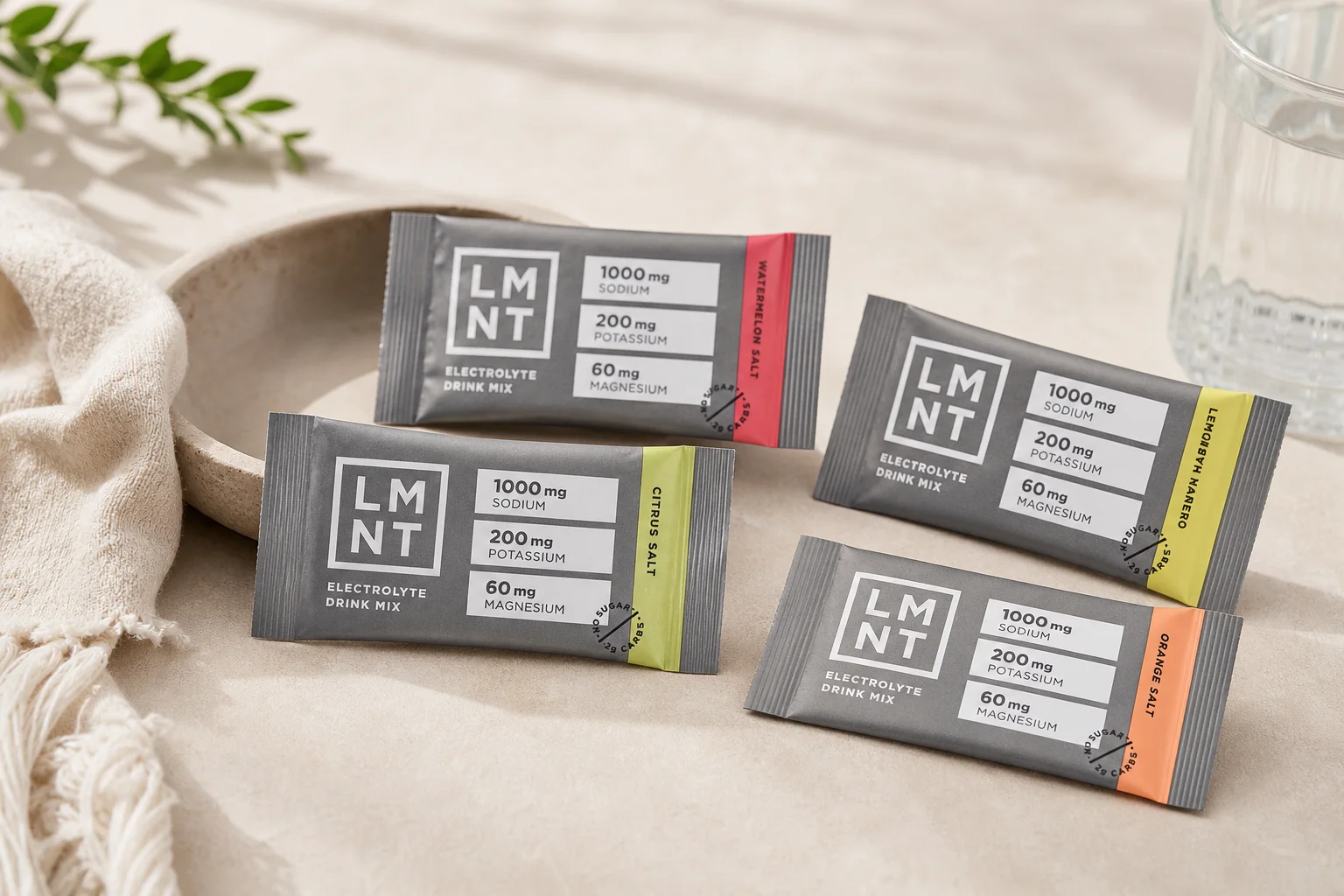 Despensa de camping organizada con cajas de almacenamiento, frascos, aceites y condimentos sobre una encimera de cocina