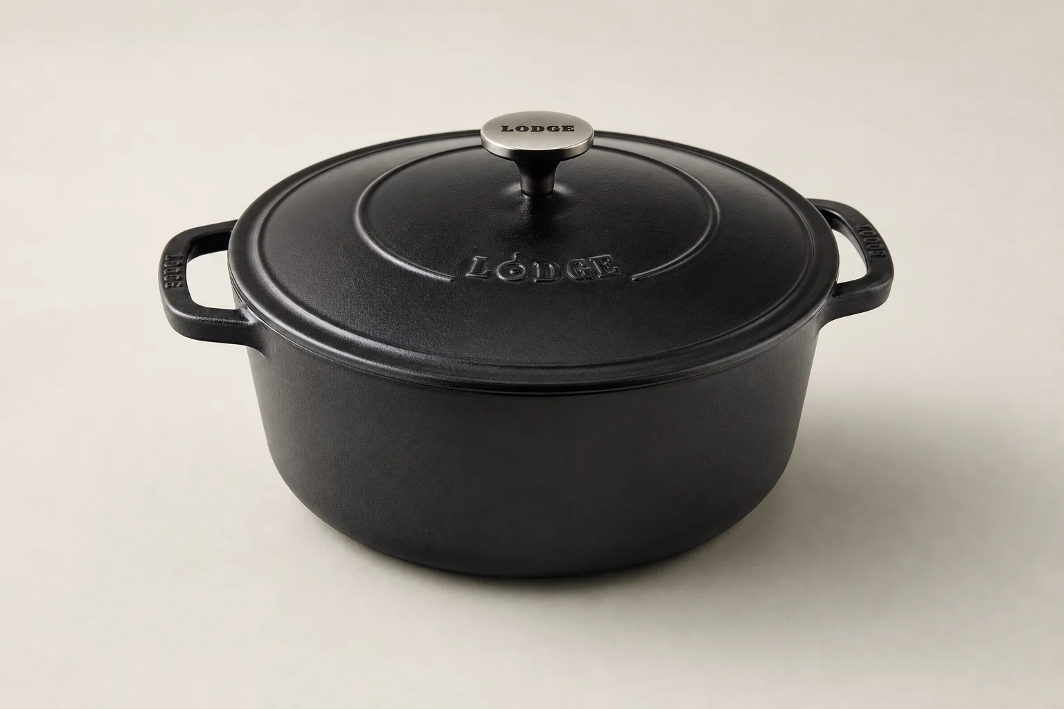 En samling prisvärda köksredskap inklusive rostfritt stål, gjutjärn, non-stick och emaljerade pannor