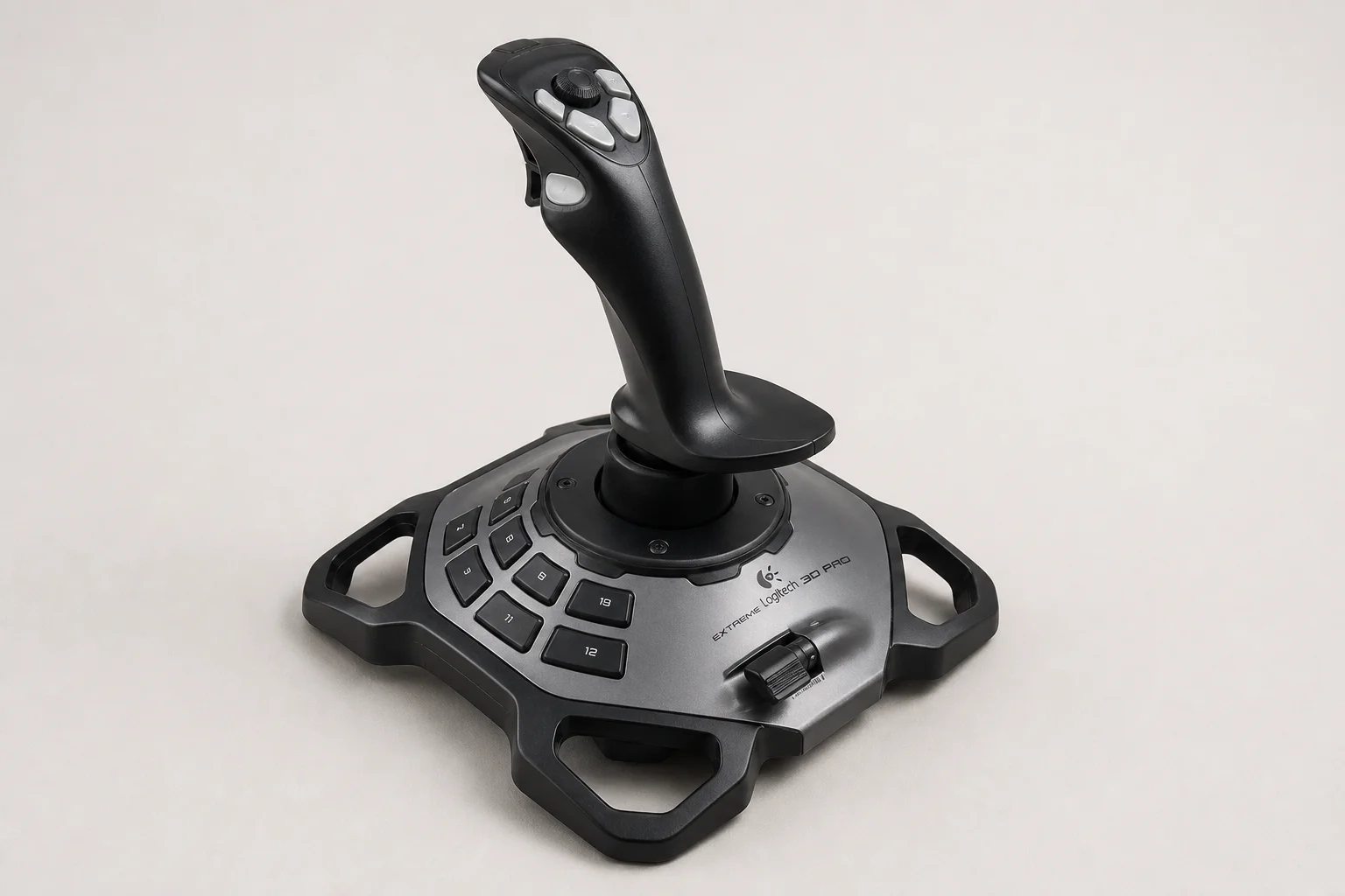 Trois joysticks et manettes de simulation de vol classés par gamme de prix sur une surface grise