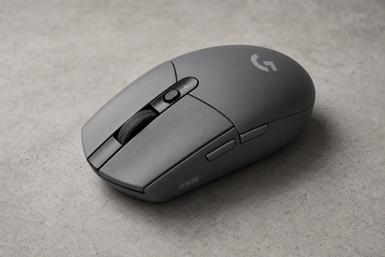 Fem datormöss placerade på en betongyta: Apple Magic Mouse, Magic Trackpad, Logitech G305, Lift och MX Master 3
