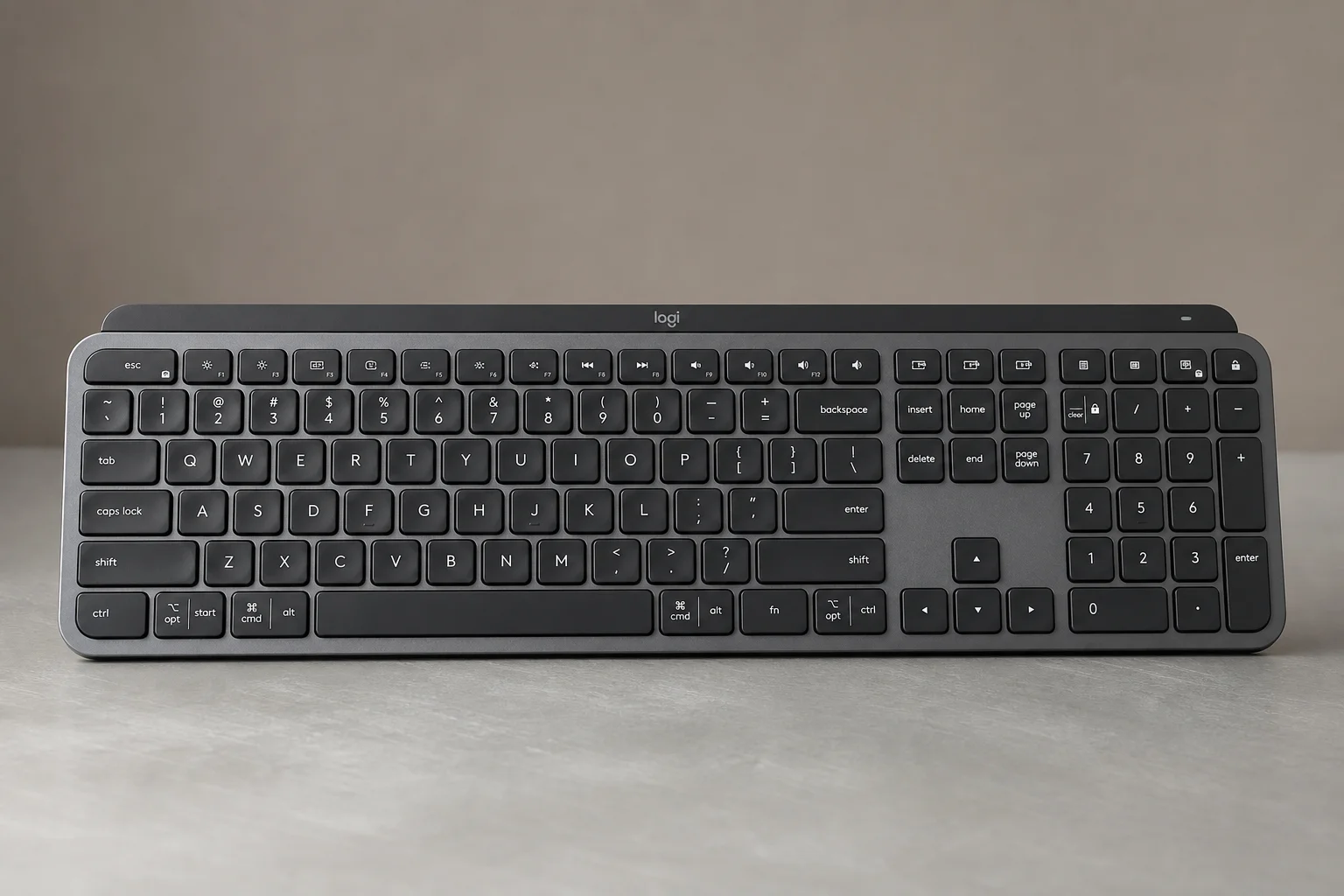 Logitech MX Master 3S-mus och MX Keys-tangentbord på ett minimalistiskt skrivbord