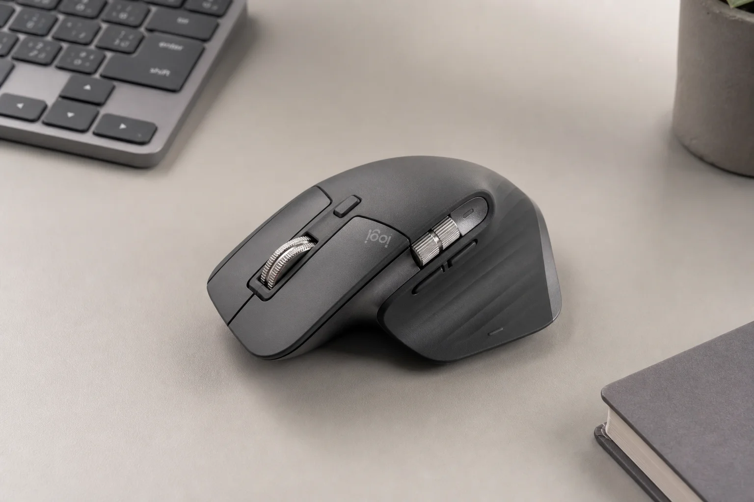 Mouse Logitech MX Master 3S e tastiera MX Keys su una scrivania minimalista