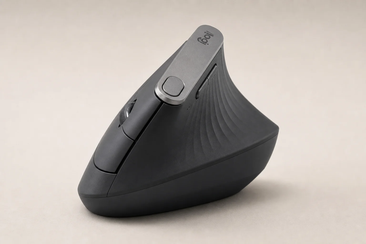 Fem datormöss placerade på en betongyta: Apple Magic Mouse, Magic Trackpad, Logitech G305, Lift och MX Master 3