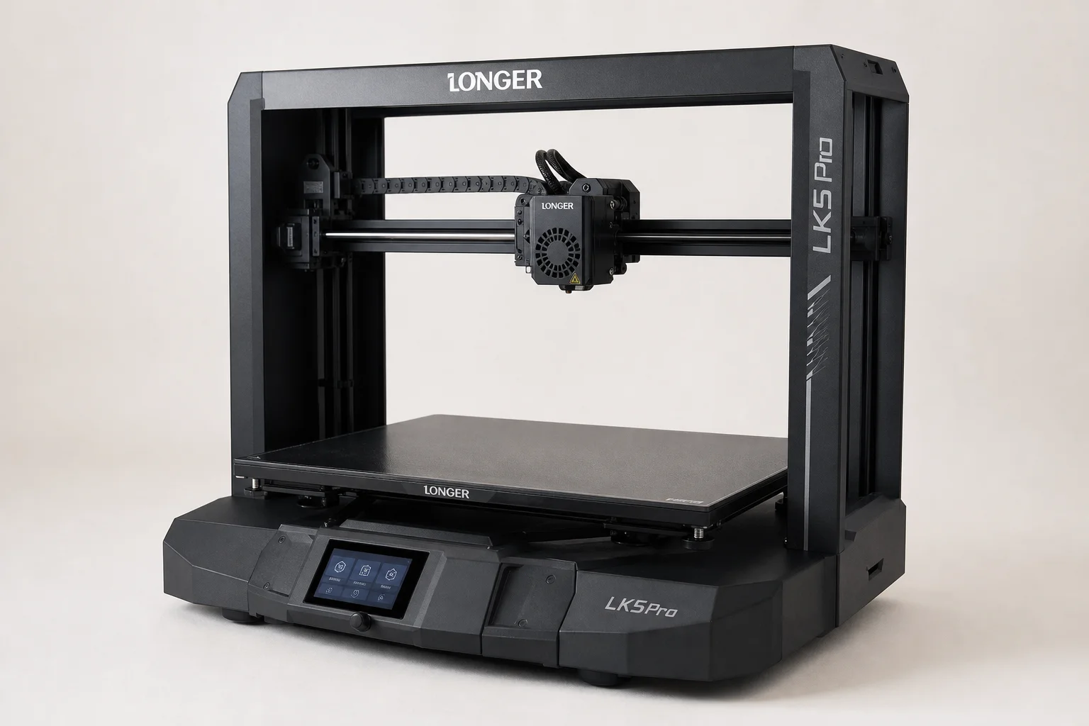 Fünf kompakte Budget-3D-Drucker in verschiedenen Farben auf einer grauen Oberfläche angeordnet