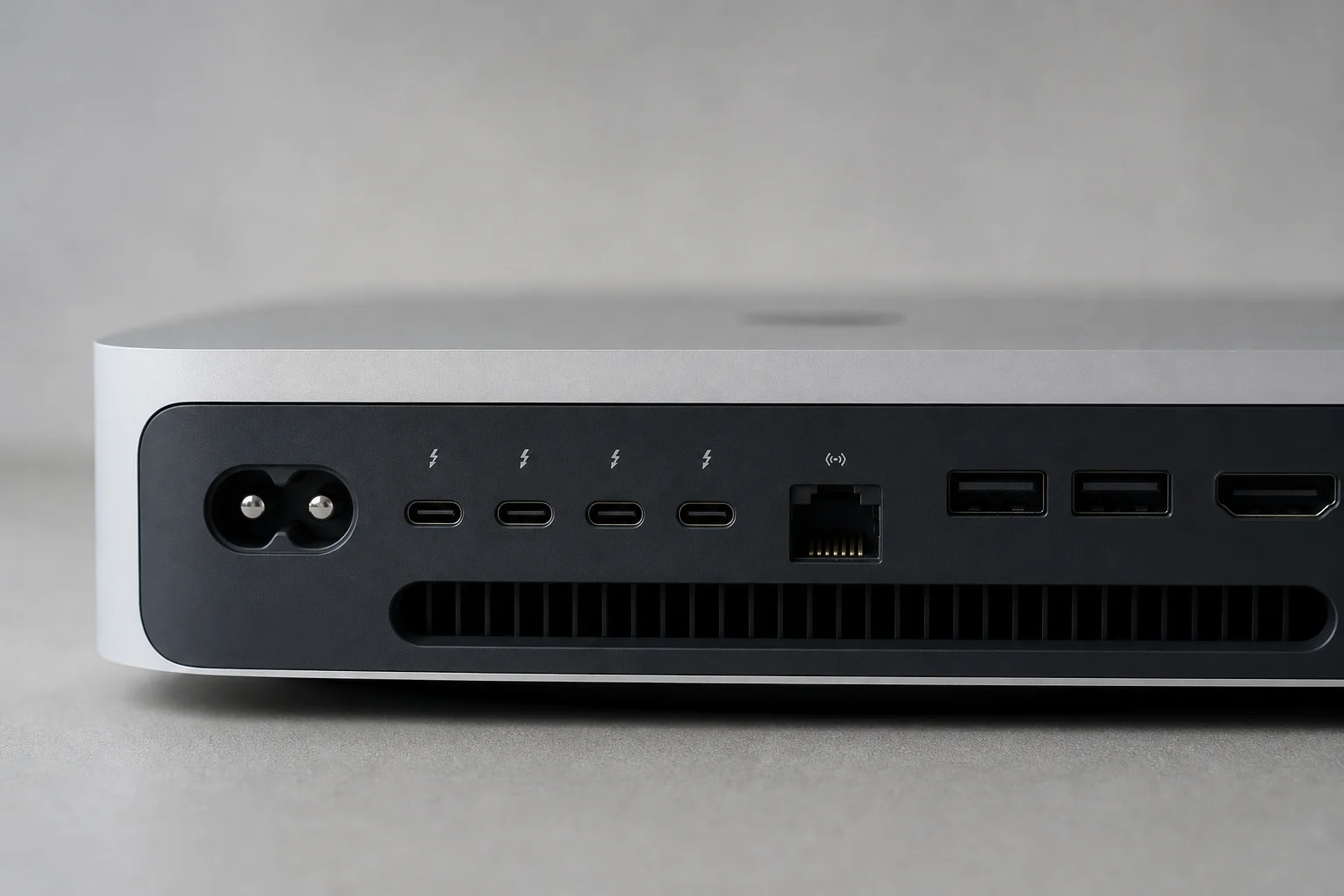 Närbild på Mac-portar som visar Thunderbolt- och USB-anslutningar
