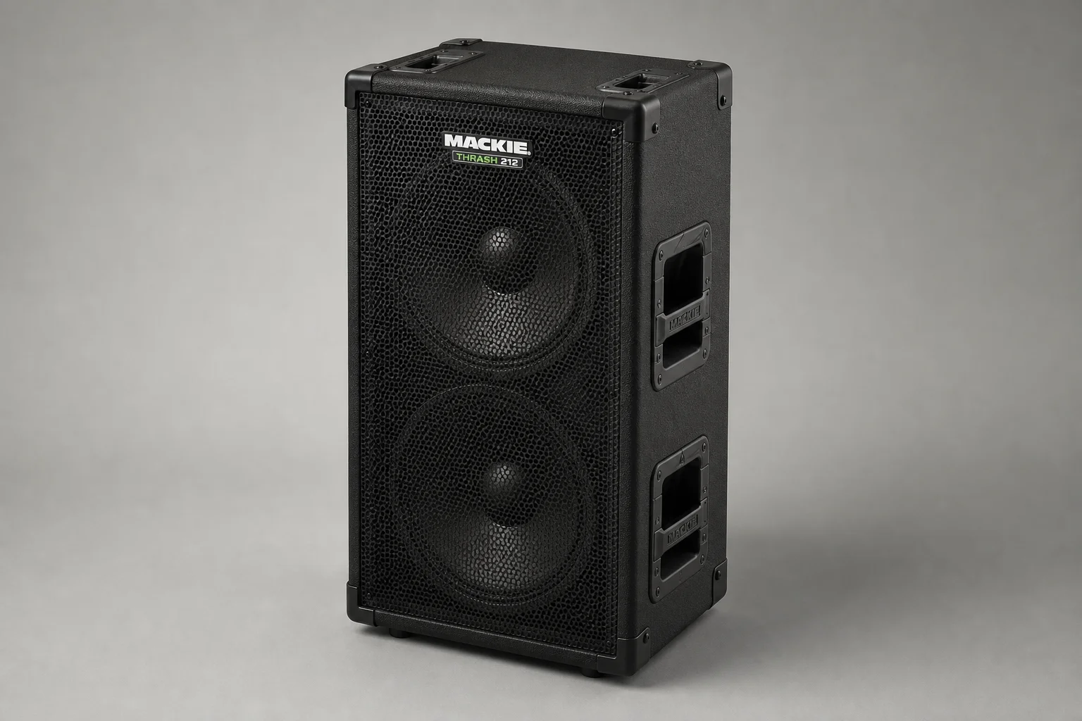 Cuatro altavoces PA económicos alineados sobre hormigón: Mackie Thrash 212, Alto TS410, JBL EON 610, Yamaha DBR10