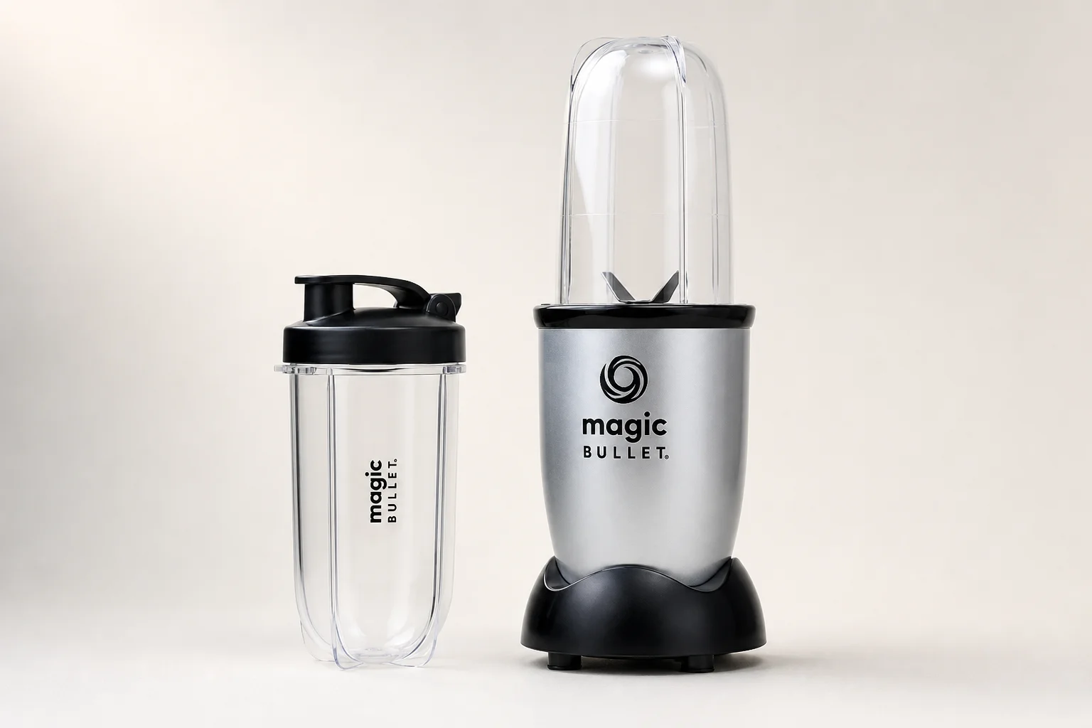 Fünf Personal-Blender in verschiedenen Größen und Ausführungen auf einer Betonoberfläche angeordnet