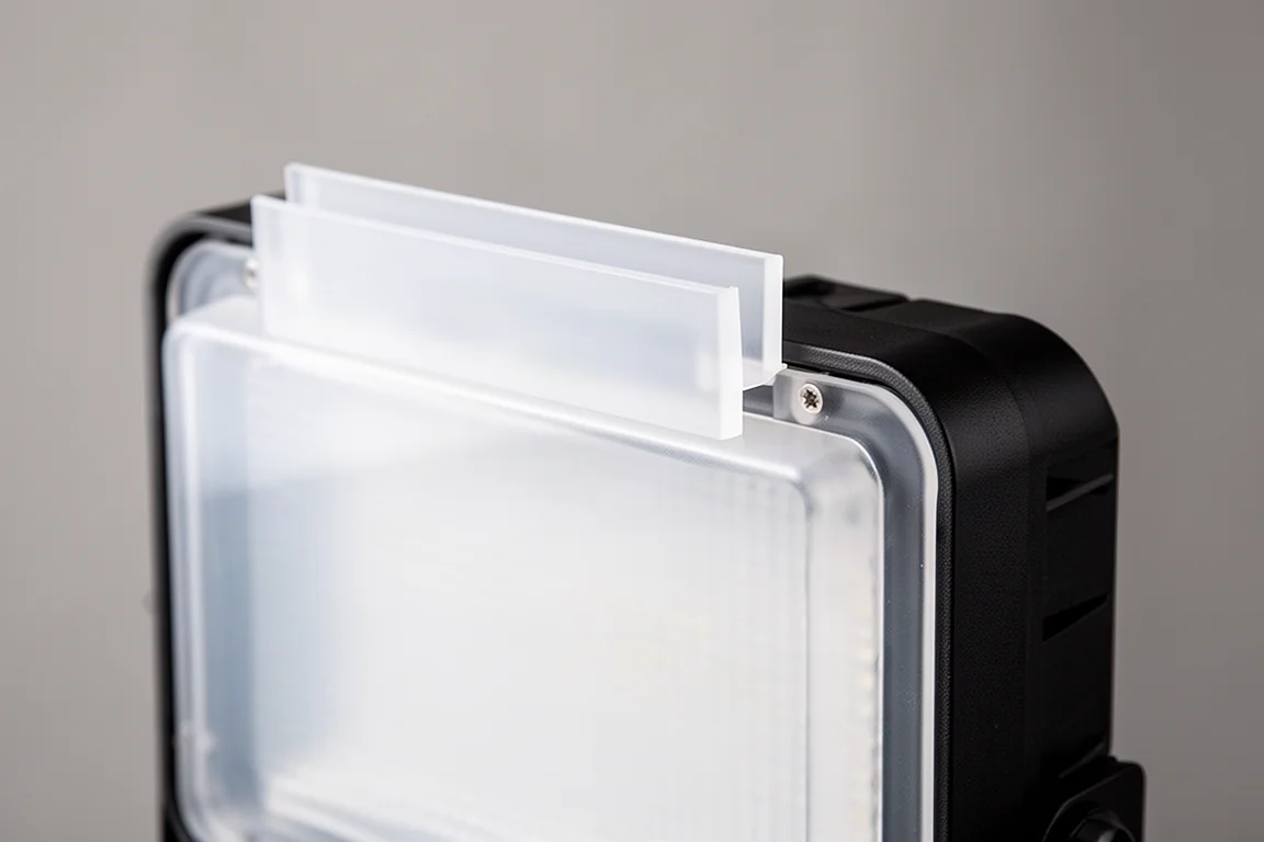 Detailopname van een diffusorpaneel dat op een werklicht klikte