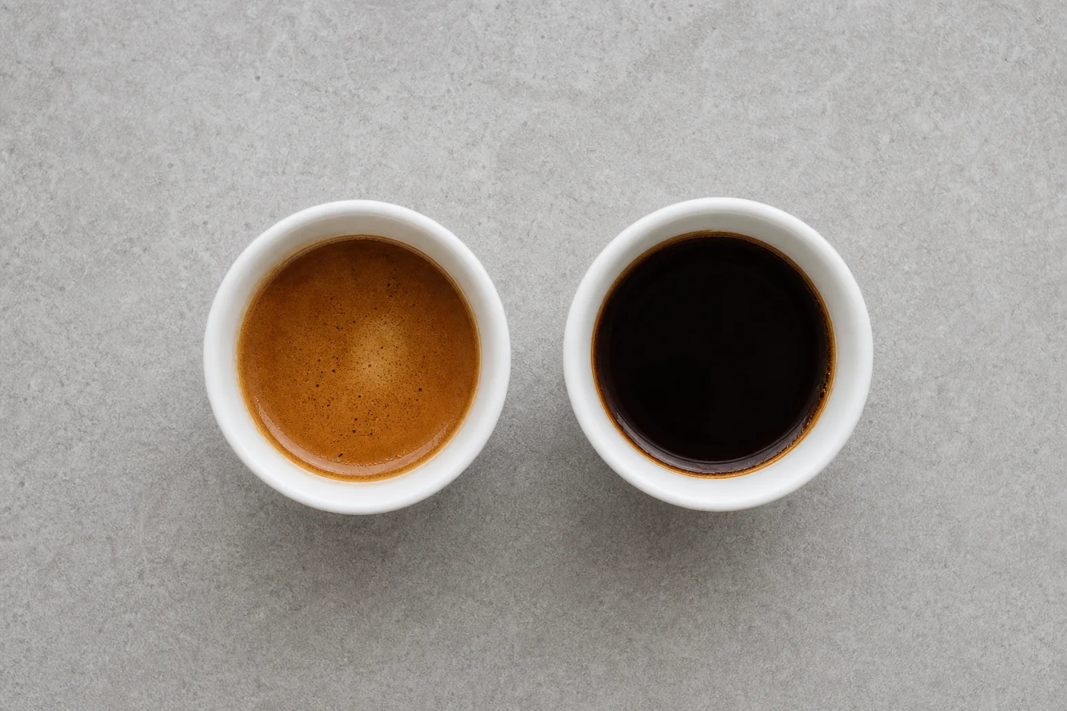 Due tazze di caffè preparato affiancate che mostrano differenze di colore ed estrazione