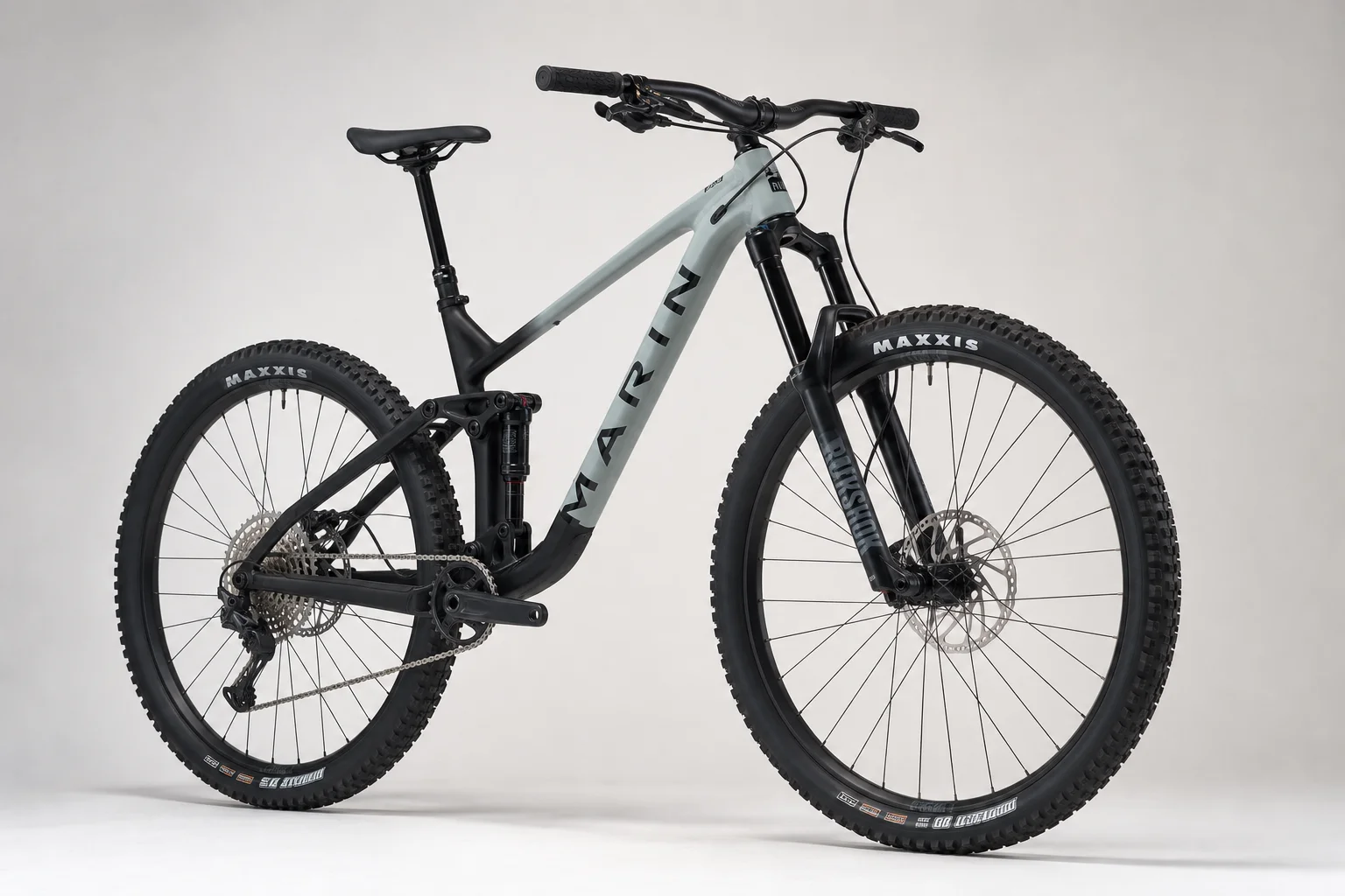 Sechs vollgefederte Mountainbikes auf einer grauen Oberfläche angeordnet