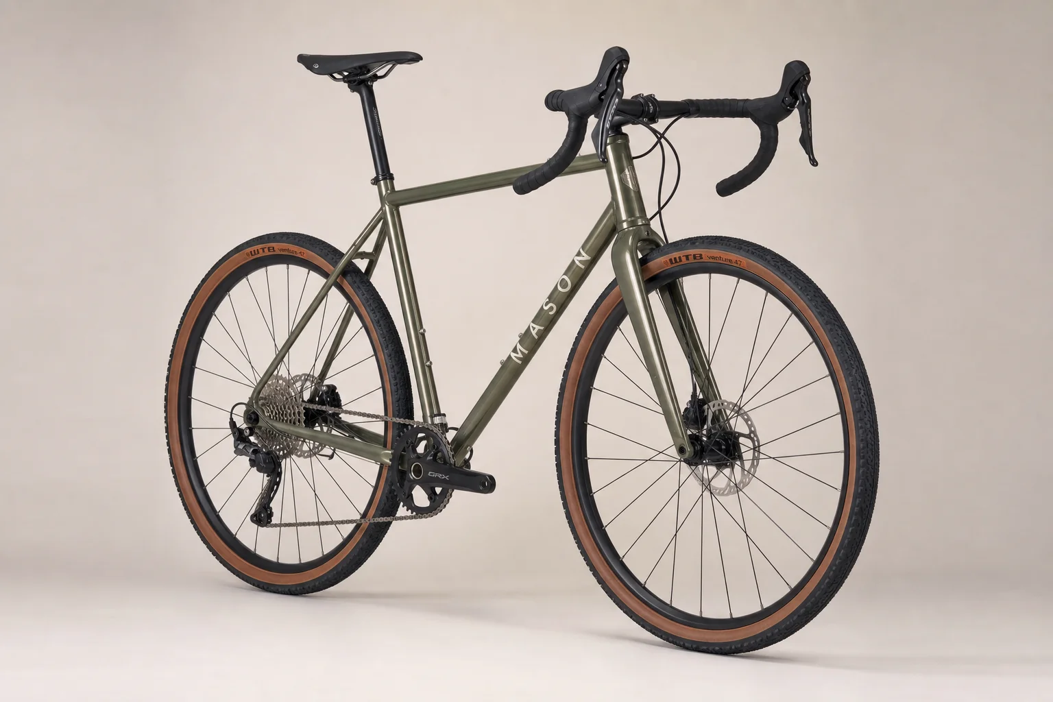 Mehrere Allroad-Bikes auf neutralem Hintergrund, die verschiedene Rahmenmaterialien und Designs zeigen