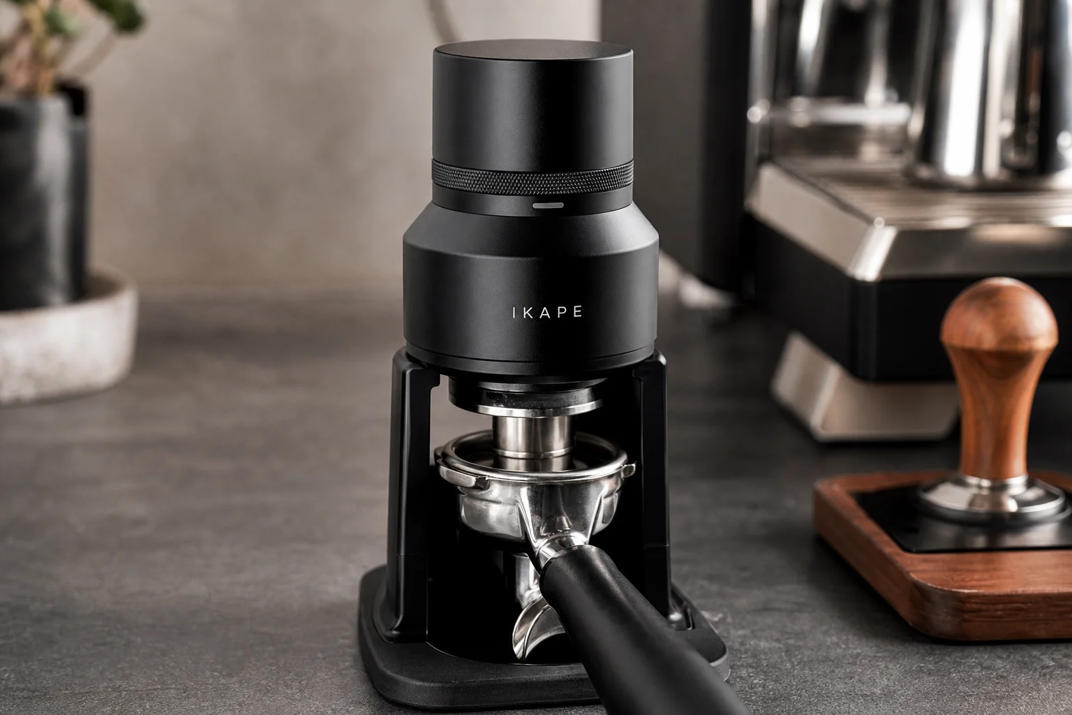 Automatic espresso tamper applying consistent pressure to espresso grounds