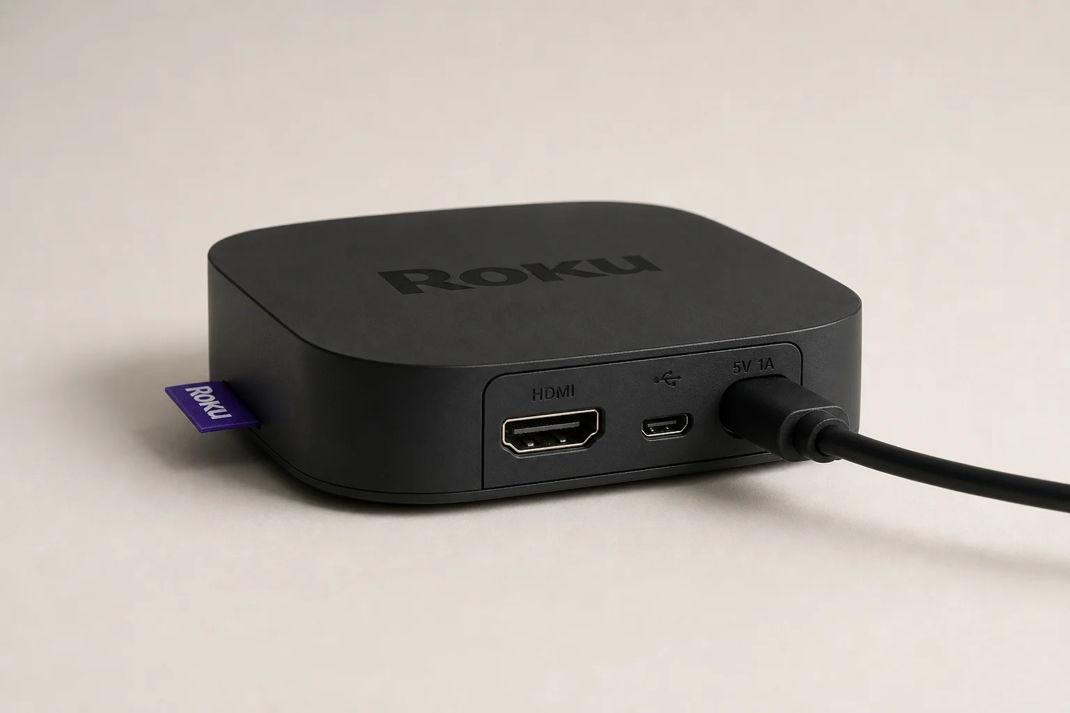 Nine dispositivi di streaming disposti su una superficie in cemento, tra cui Google Chromecast, Amazon Fire TV e altri marchi