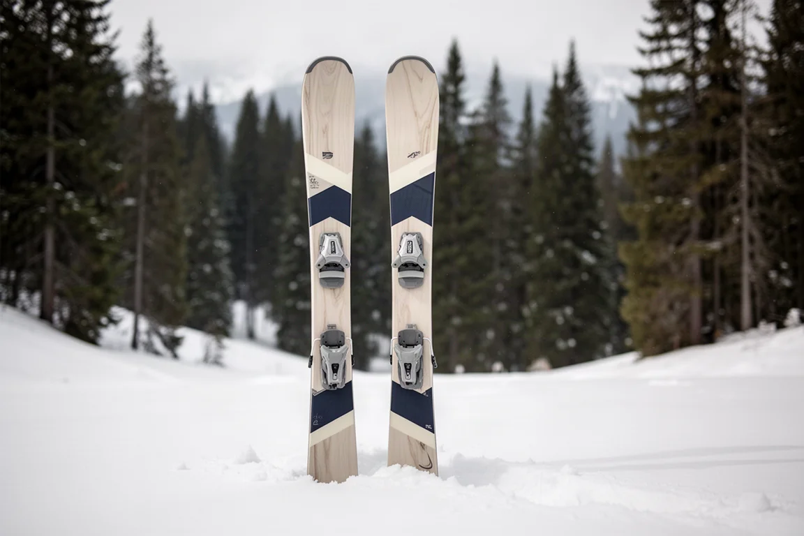 Paar Freeride-Skier steht aufrecht auf Piste neben einer alpinen Baumgrenze