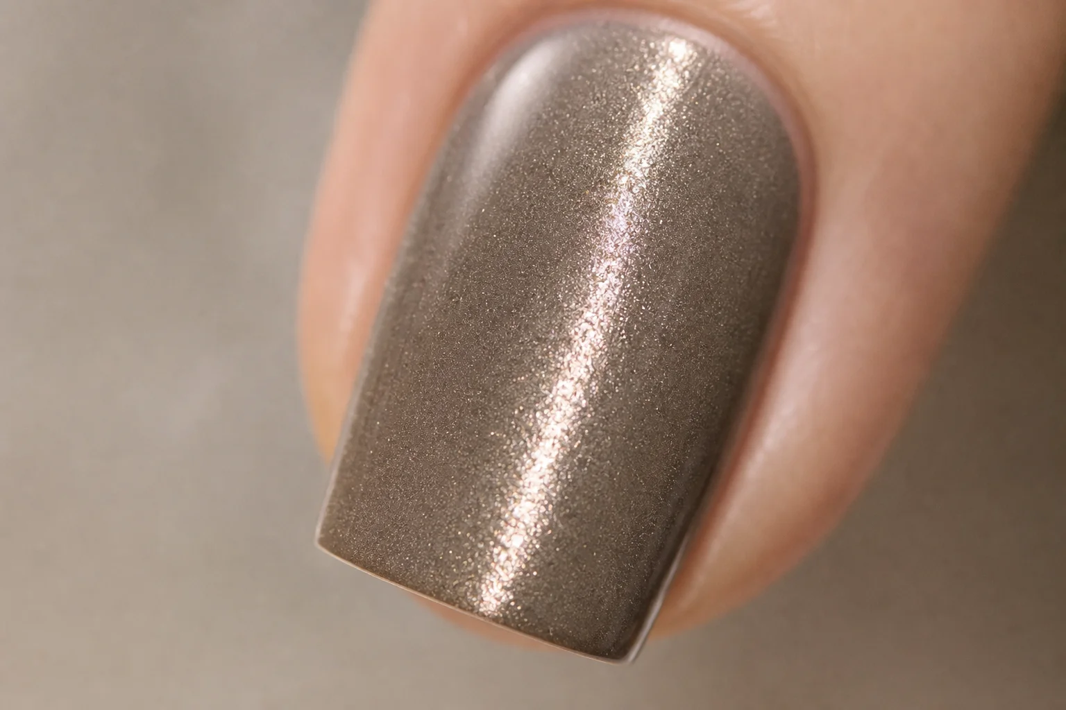 Nahaufnahme eines Cat Eye-Nagels mit magnetischen Partikeln in linearem Muster