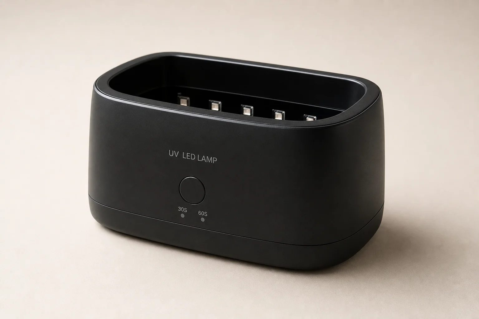 Melody Susie UV LED Lampe und drei Jewel Iver Katzenaugen-Nagellackflaschen auf gebürstetem Aluminium