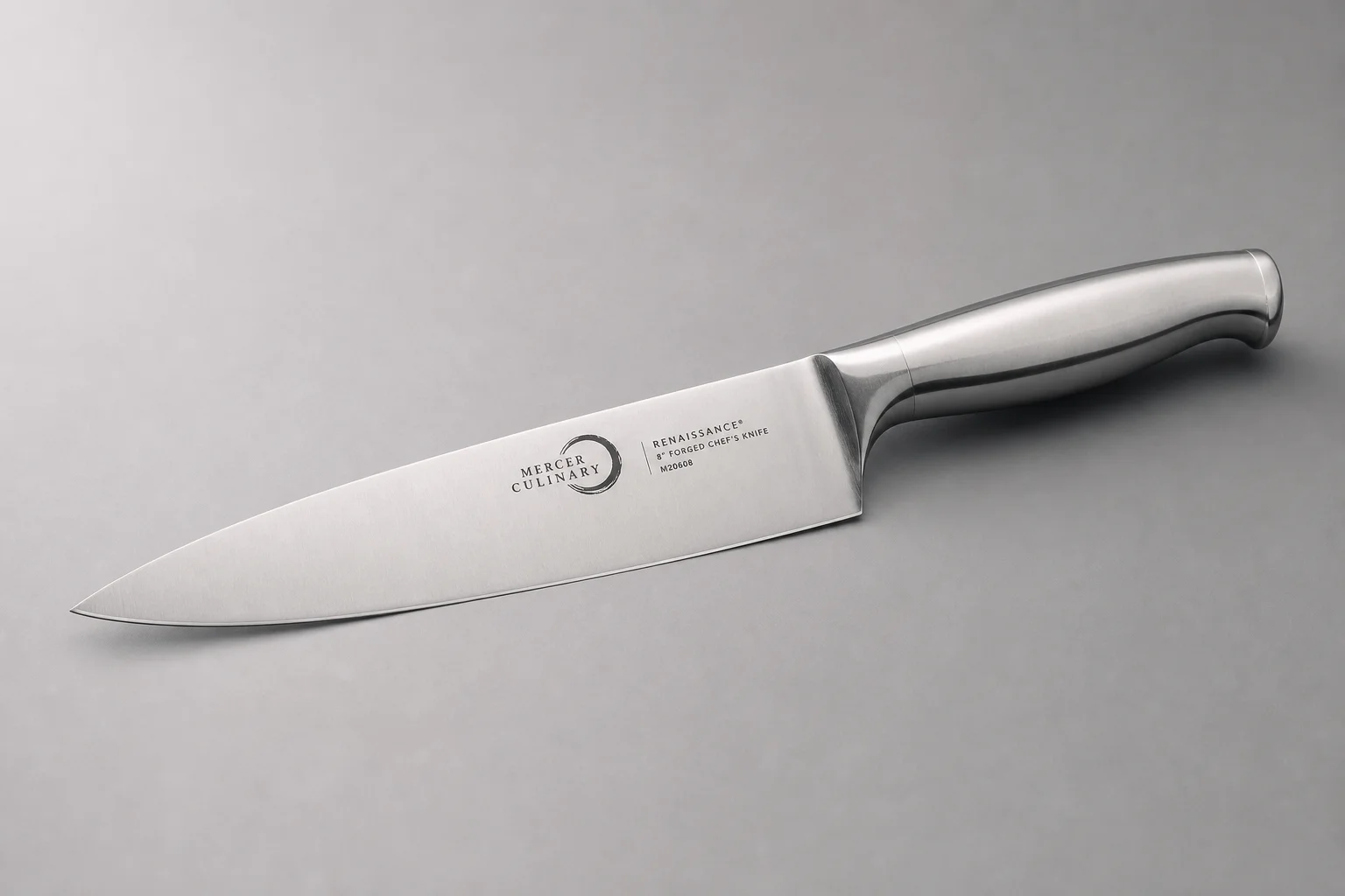 Deux couteaux de chef de 8 pouces posés sur une planche à découper en bois
