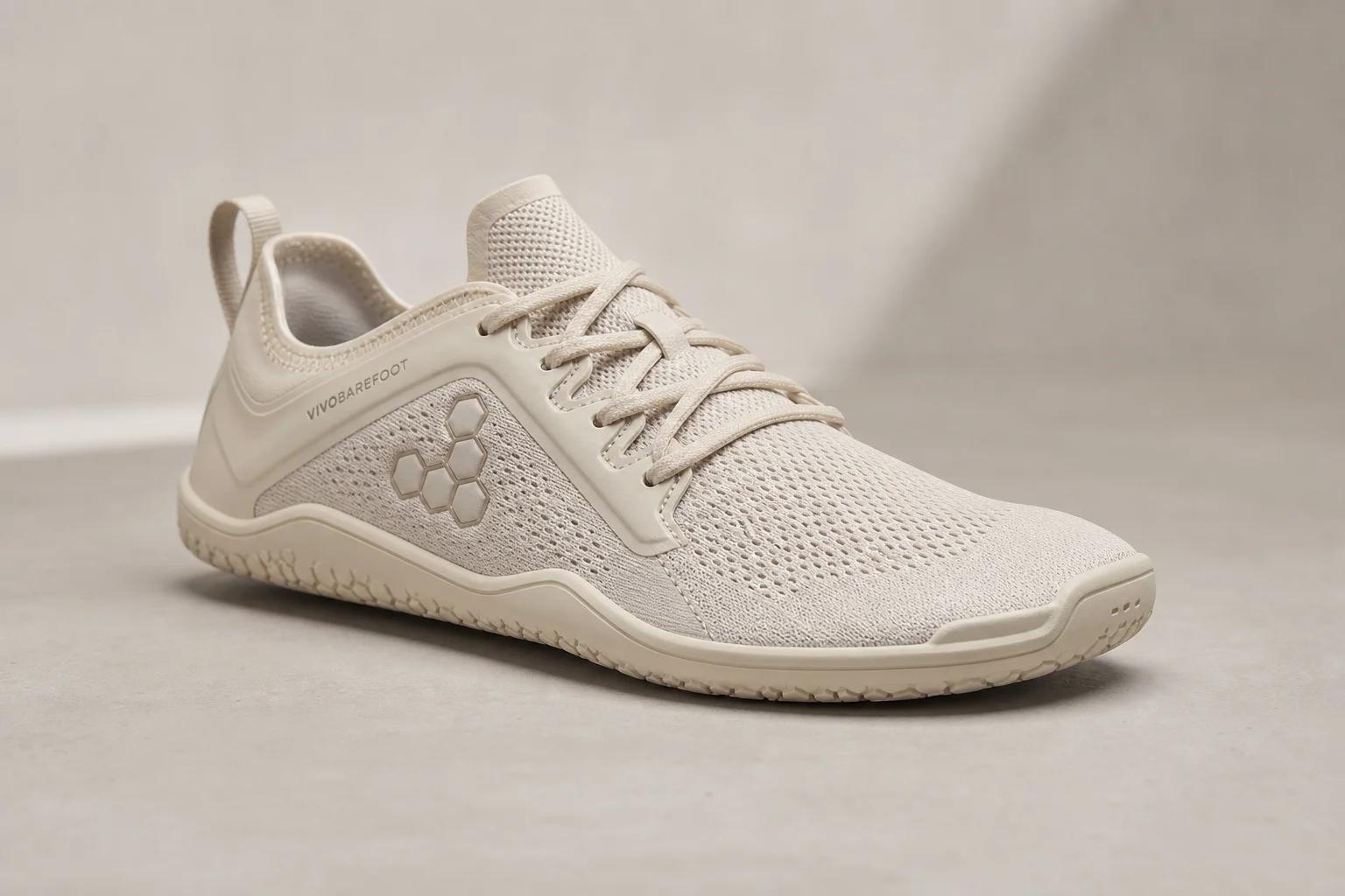 Collection de chaussures minimalistes de plusieurs marques présentées sur un fond neutre
