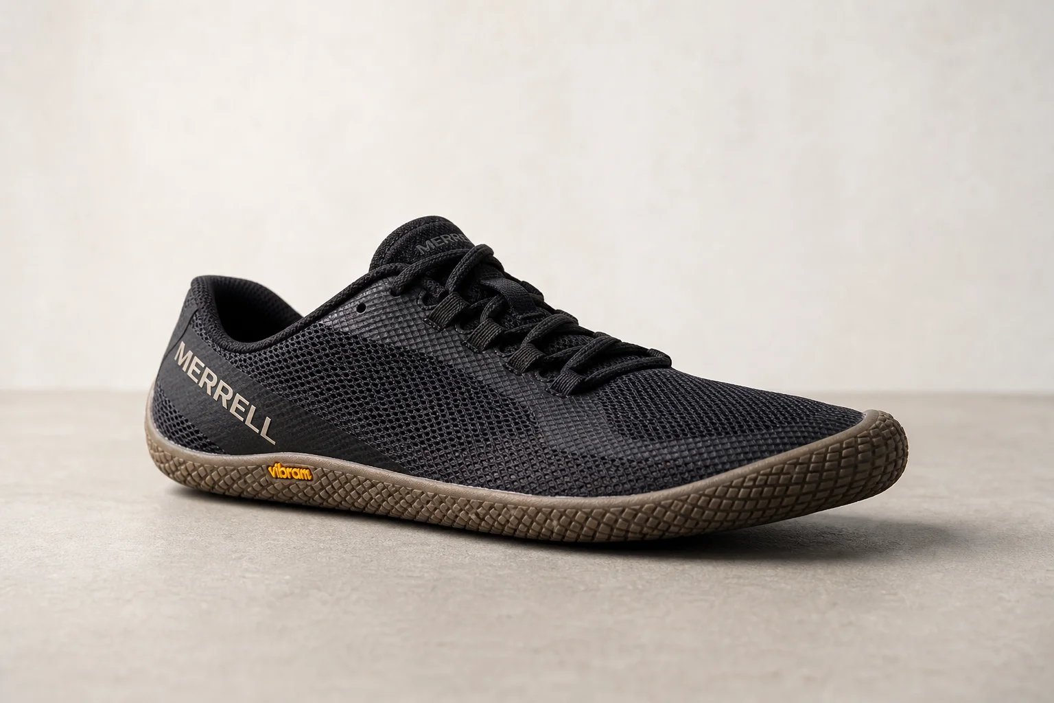 Laufausrüstung inklusive Sonnenbrille, Ohrhörern, Recovery-Sandalen und bunten Socken auf Beton angeordnet