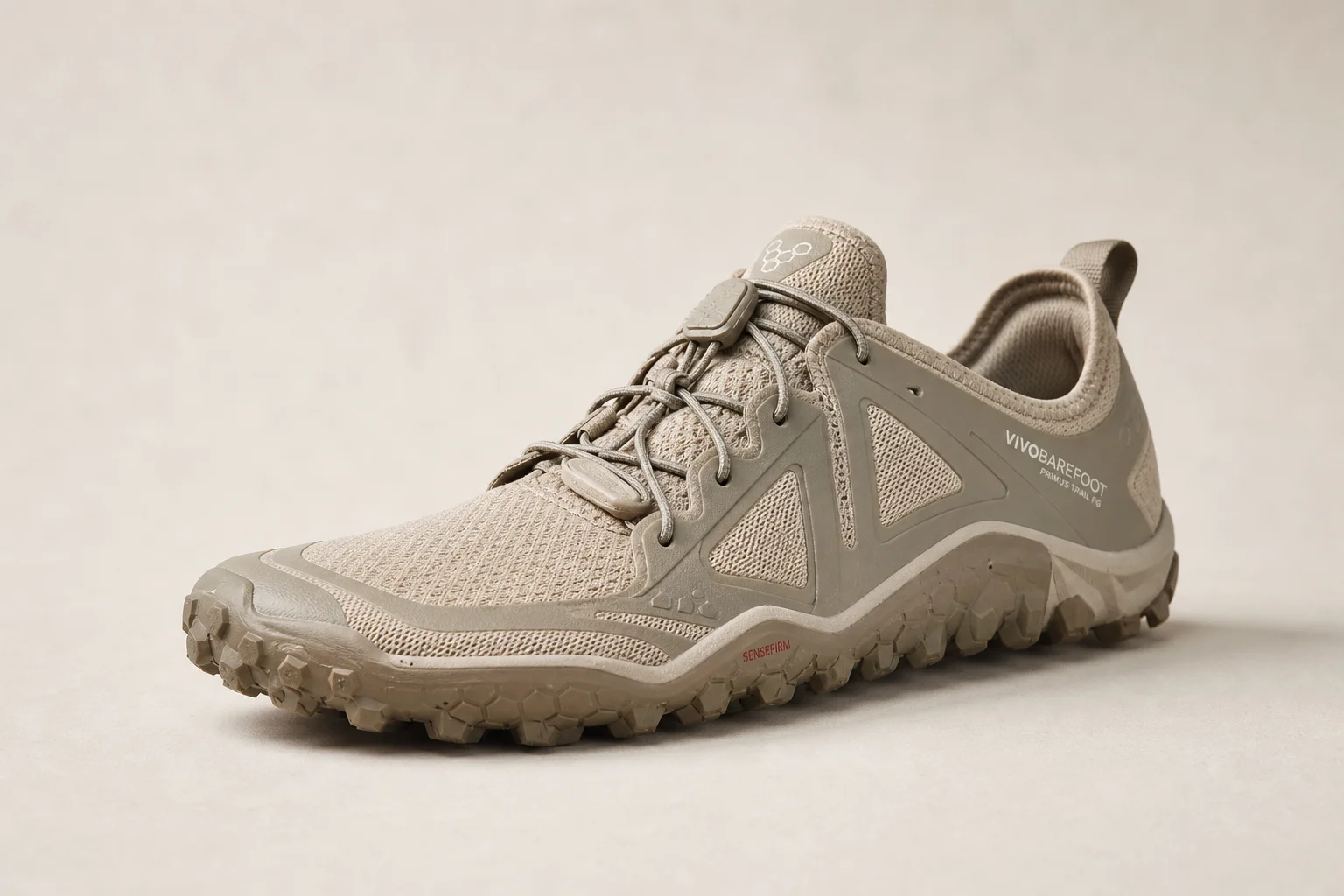 Collection de chaussures minimalistes de différentes marques présentées sur un fond neutre