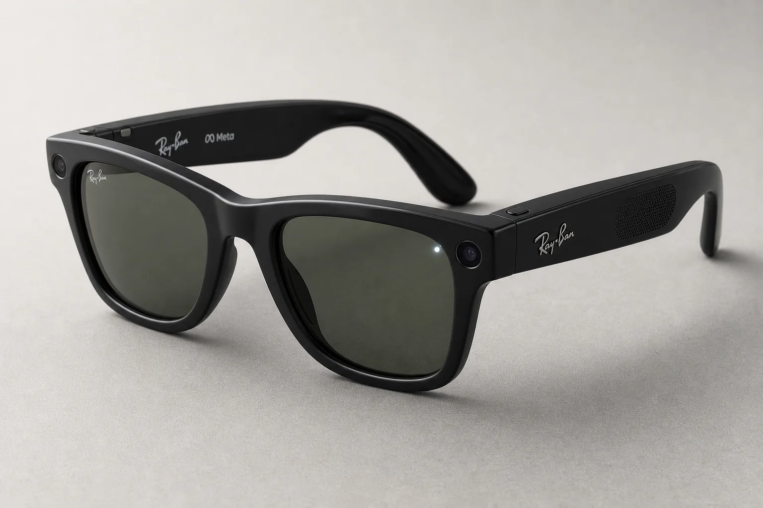 Fünf Smart-Glasses-Modelle auf einer Betonoberfläche, die die Bandbreite von Einsteiger- bis Premium-Modellen zeigen