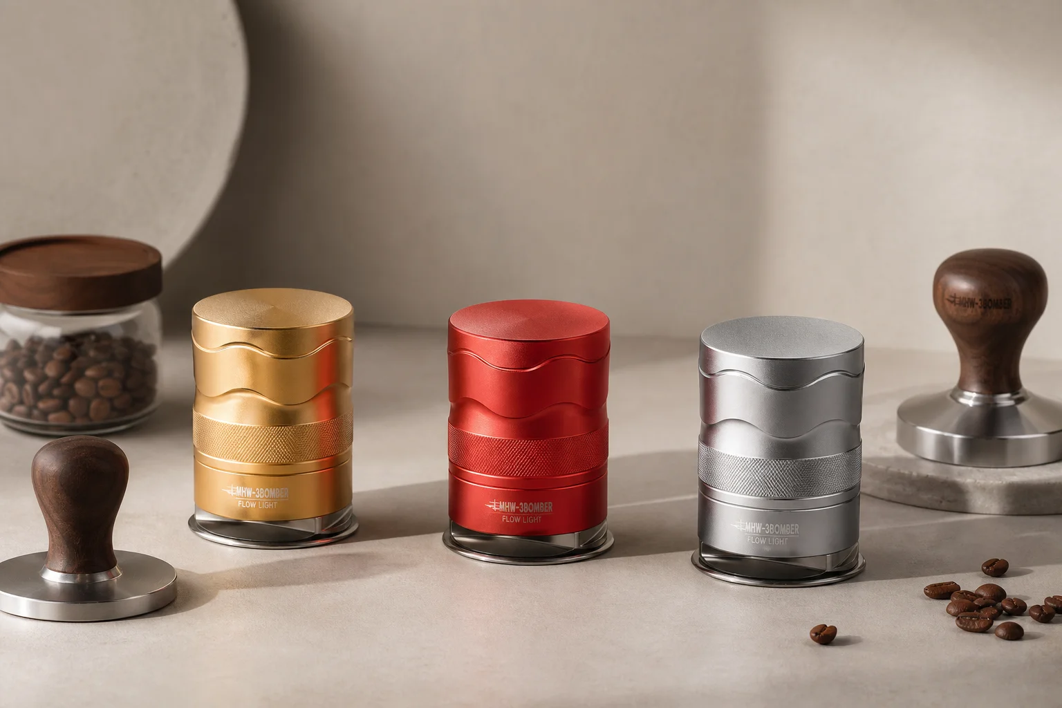 Collezione di 14 moderni accessori per il caffè disposti su uno sfondo neutro