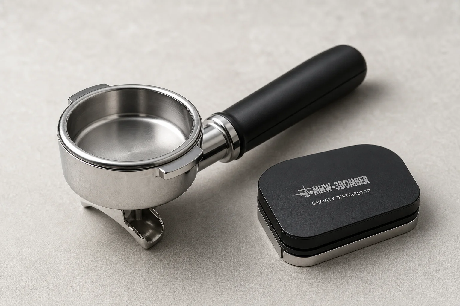Una collezione di 14 moderni accessori per il caffè disposti su uno sfondo neutro