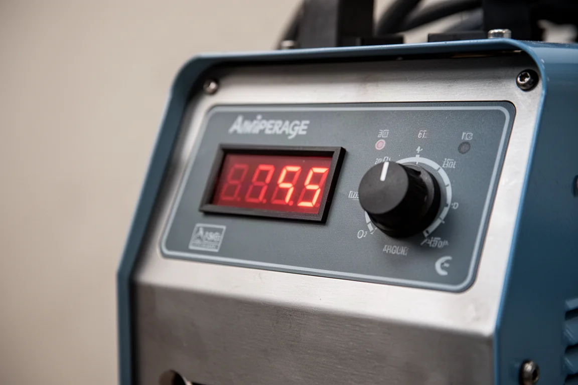 Nahaufnahme des digitalen Ampere-Displays und des einzelnen Bedienknopfs eines Schweißgeräts