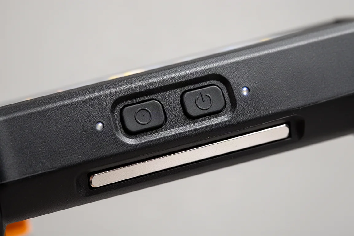 Close-up dos botões traseiros de controle e indicadores LED de modo em um lampião portátil