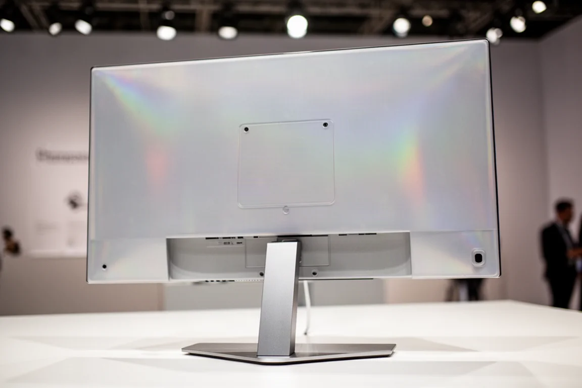 Primo piano del pannello posteriore di un monitor di punta con effetto olografico e supporto metallico piatto